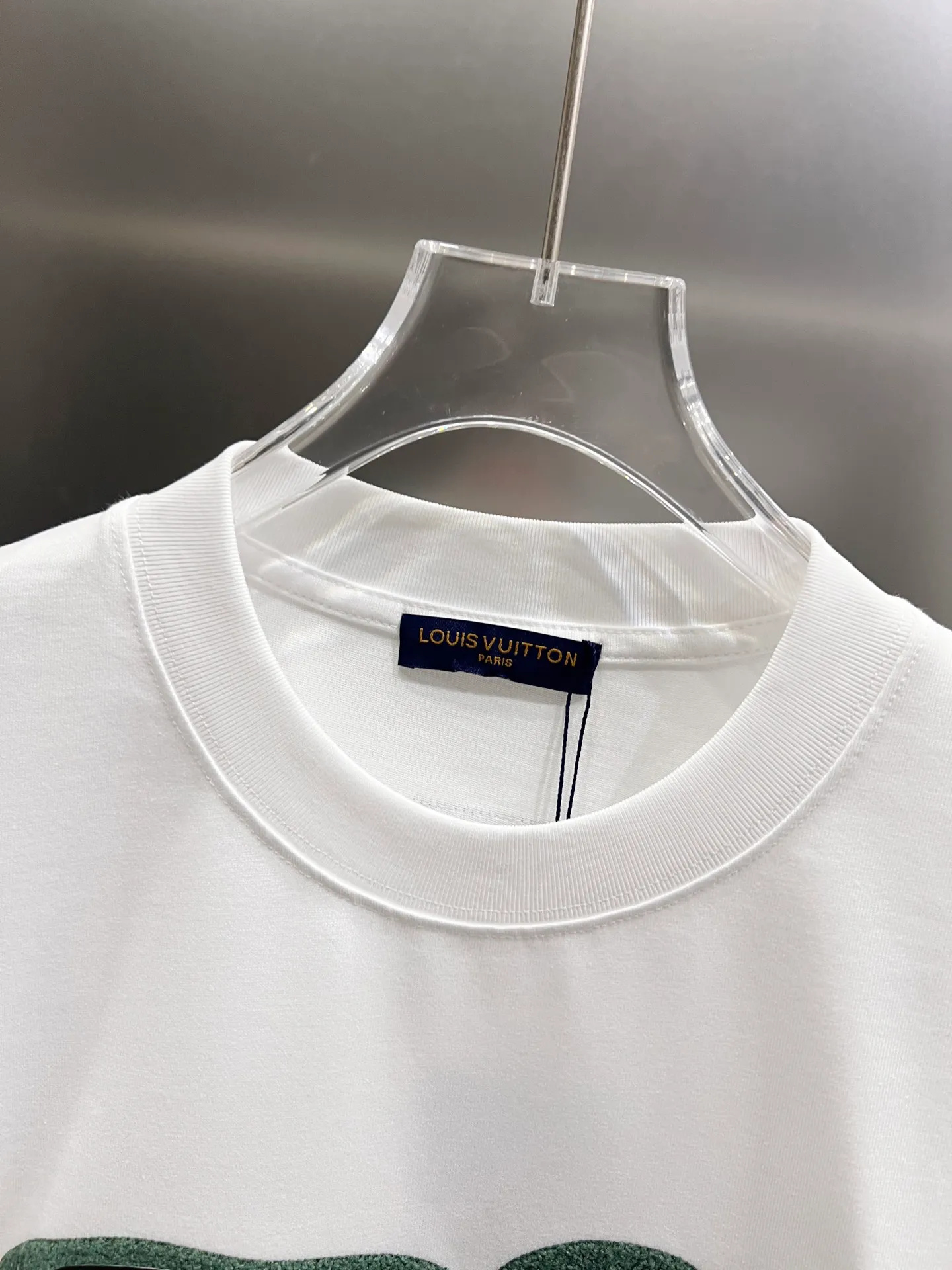 🅿️190 1v Louis* 2025 autumn and winter new style, classic big V letter three-dimensional craft design, high-end version! Highly breathable and comfortable, customized double-yarn plain cotton fabric. Short-sleeved T-shirt. Same style for men and women. Sizes S M L XL XXL Five sizes black white Angora red